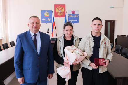 «Гордимся вашей силой духа и стойкостью»: Председатель Думы Астраханской области Игорь Мартынов вручил героям СВО из Камызякского района Ордена Мужества