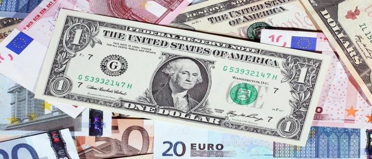 Курсы доллара и евро обновили минимумы за два месяца