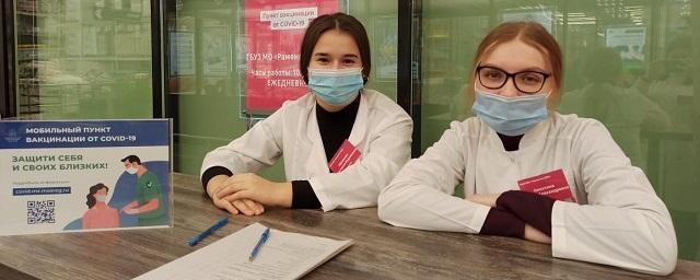 В Раменском студенты помогают медикам в вакцинации от COVID-19