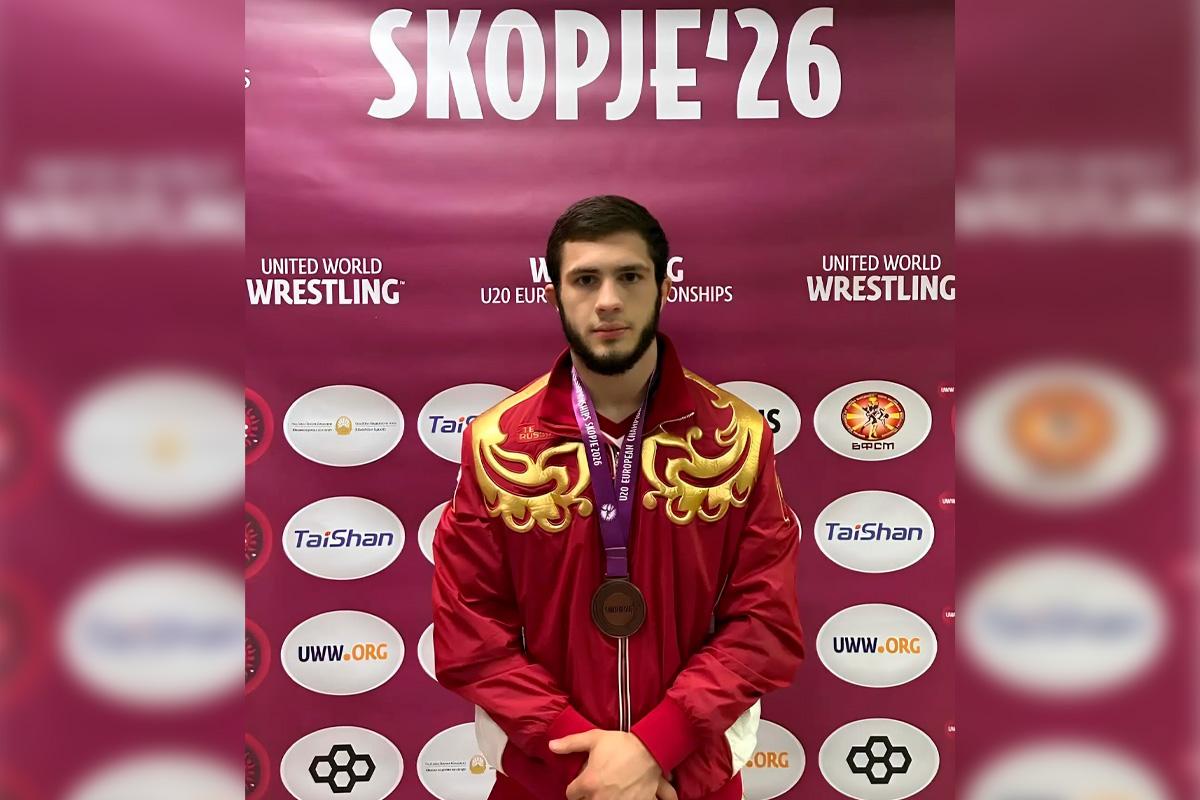 Глава Адыгеи Мурат Кумпилов поздравил спортсмена Амира Совмиза с бронзой первенства Европы по греко-римской борьбе среди юниоров