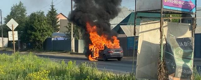 На улице Шоссейной в Новосибирске на ходу загорелся автомобиль