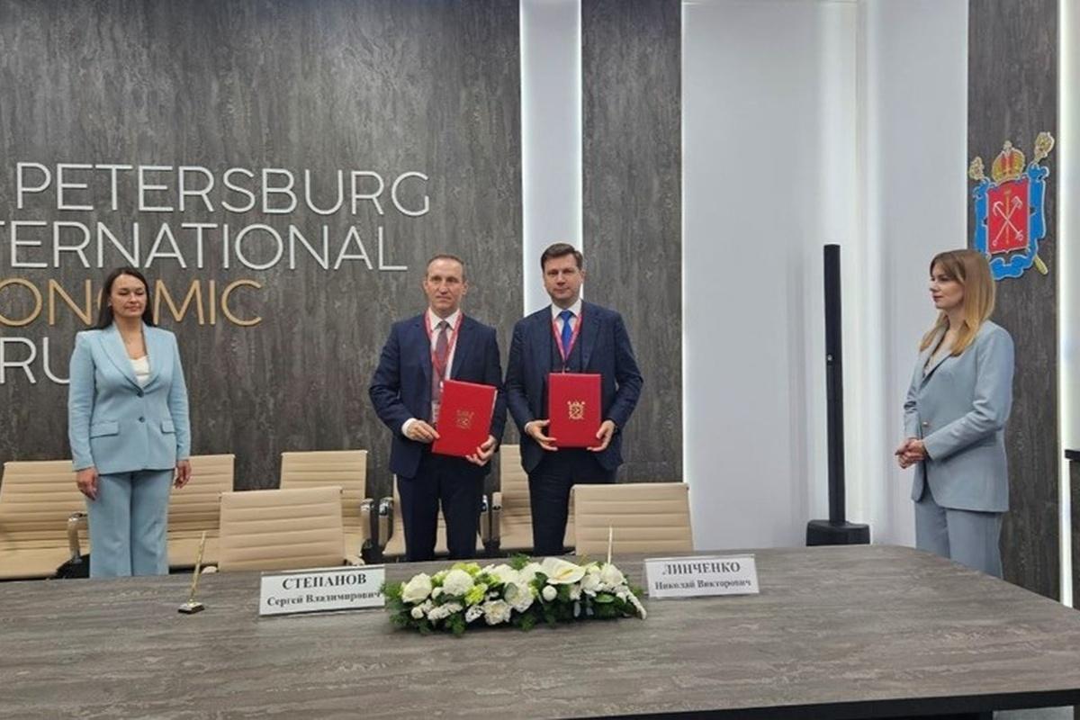 Смольный договорился на ПМЭФ превратить исторические здания в отели