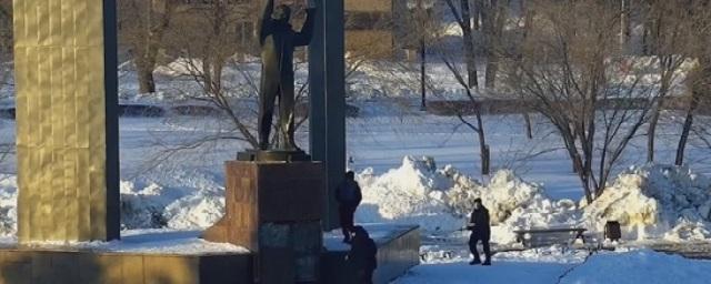 В Оренбурге три подростка разбили памятник Гагарину молотком