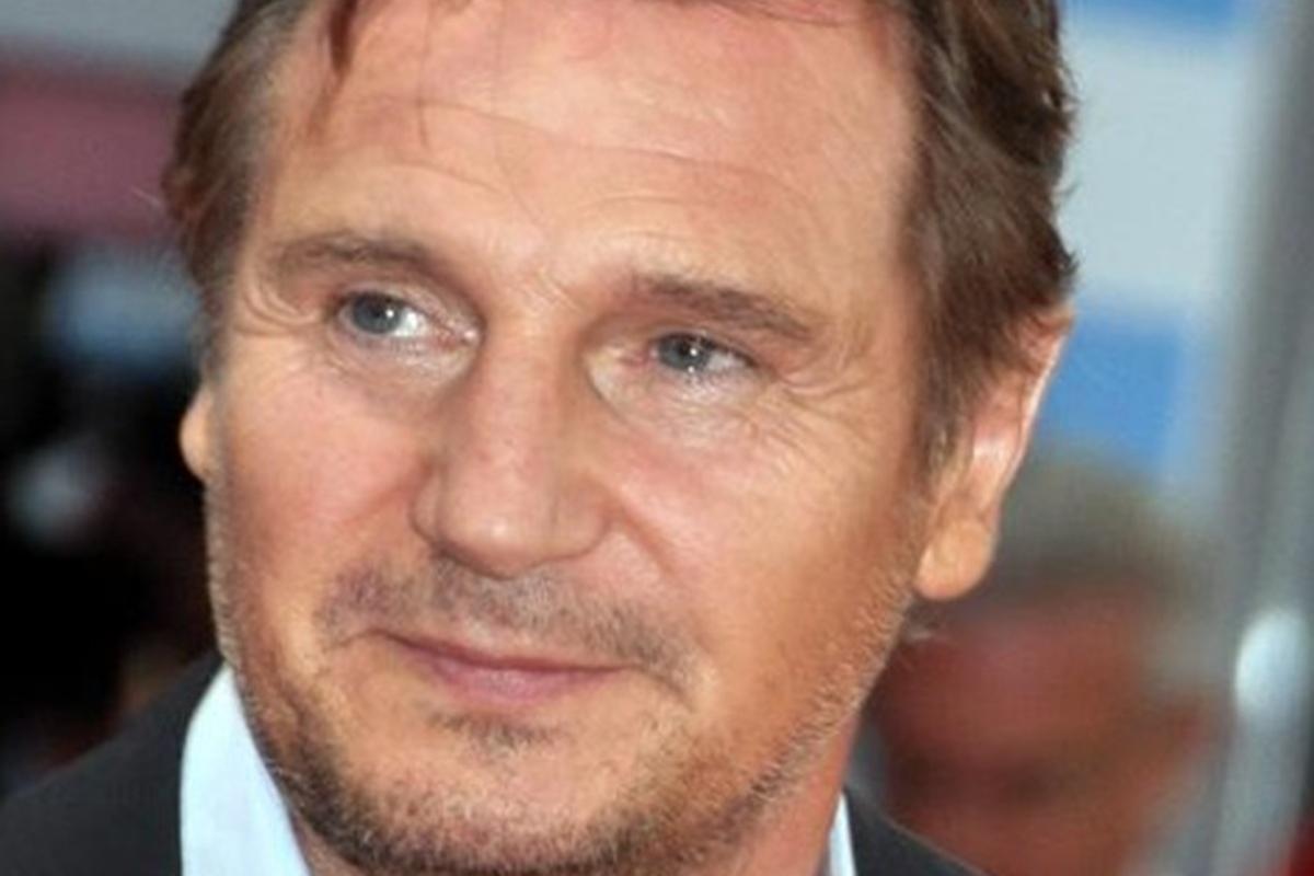 От Нильсена к Нисону: в США перезапускают культовую комедию «Голый пистолет»