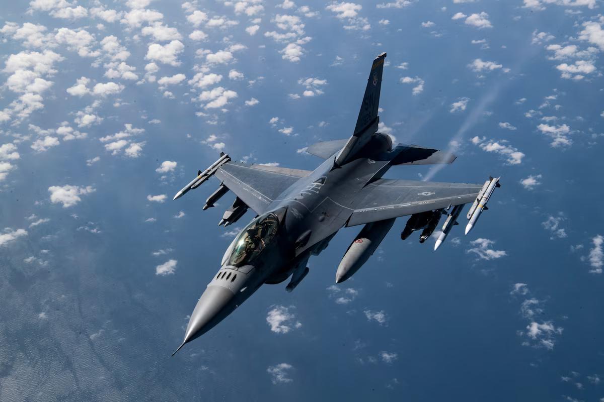 В Нидерландах заявили, что первые истребители F-16 доставят на Украину во второй половине 2024 года