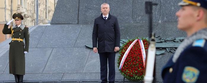 В Минске глава Новосибирской области Травников возложил цветы к Монументу Победы