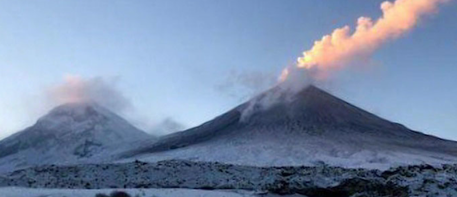 Спасатели предупредили туристов об опасности проснувшегося вулкана Шивелуч на Камчатке