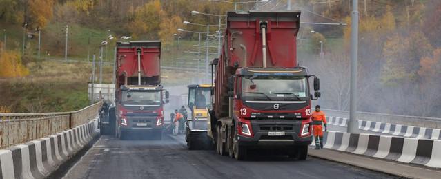 На Молитовском мосту уложили 70% верхнего слоя дорожного полотна