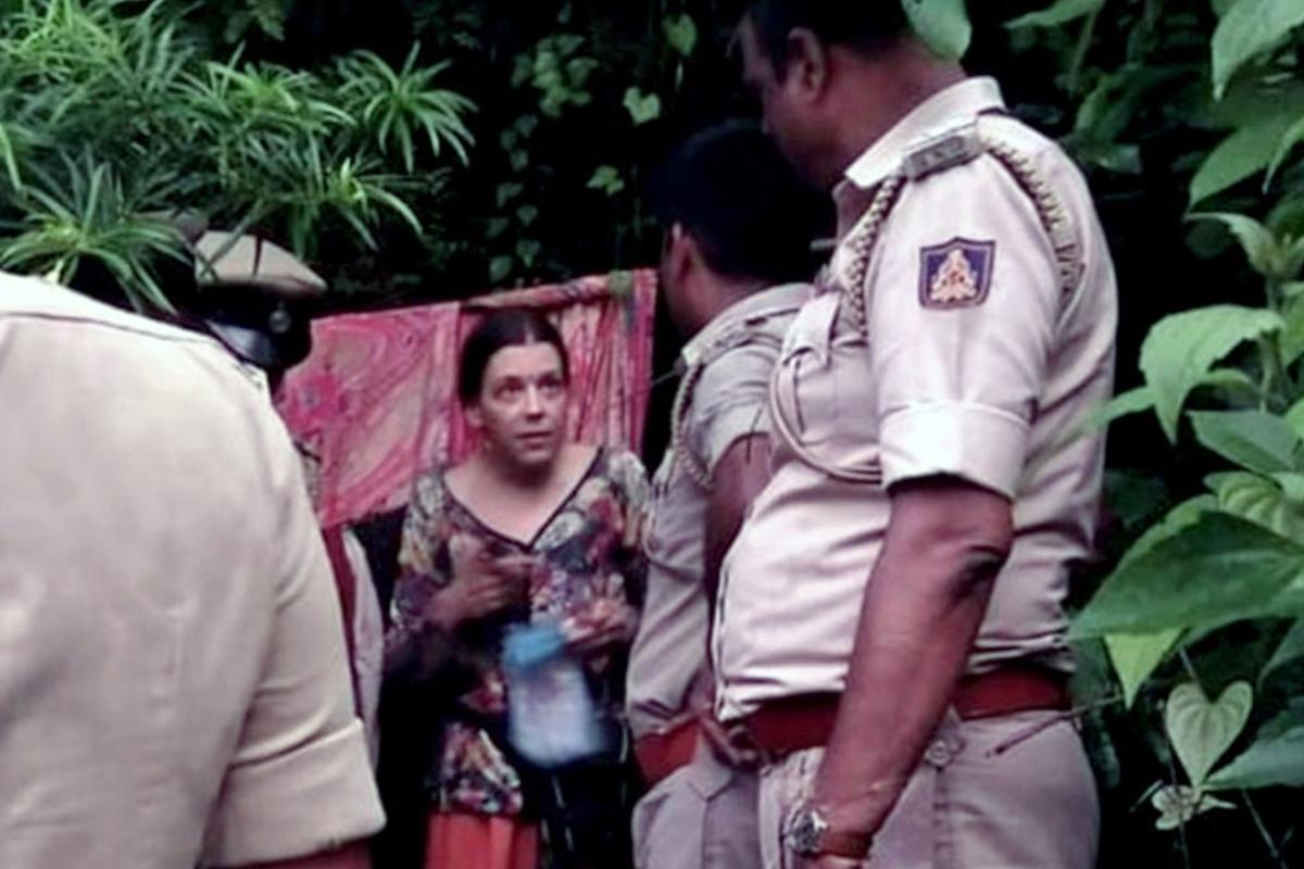 Современные Маугли. В поисках просветления россиянка с двумя детьми жила в индийской пещере рядом со змеями