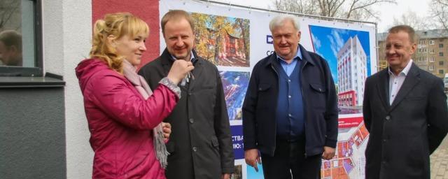 Губернатор Томенко вручил барнаульским переселенцам из аварийного жилья ключи от новых квартир