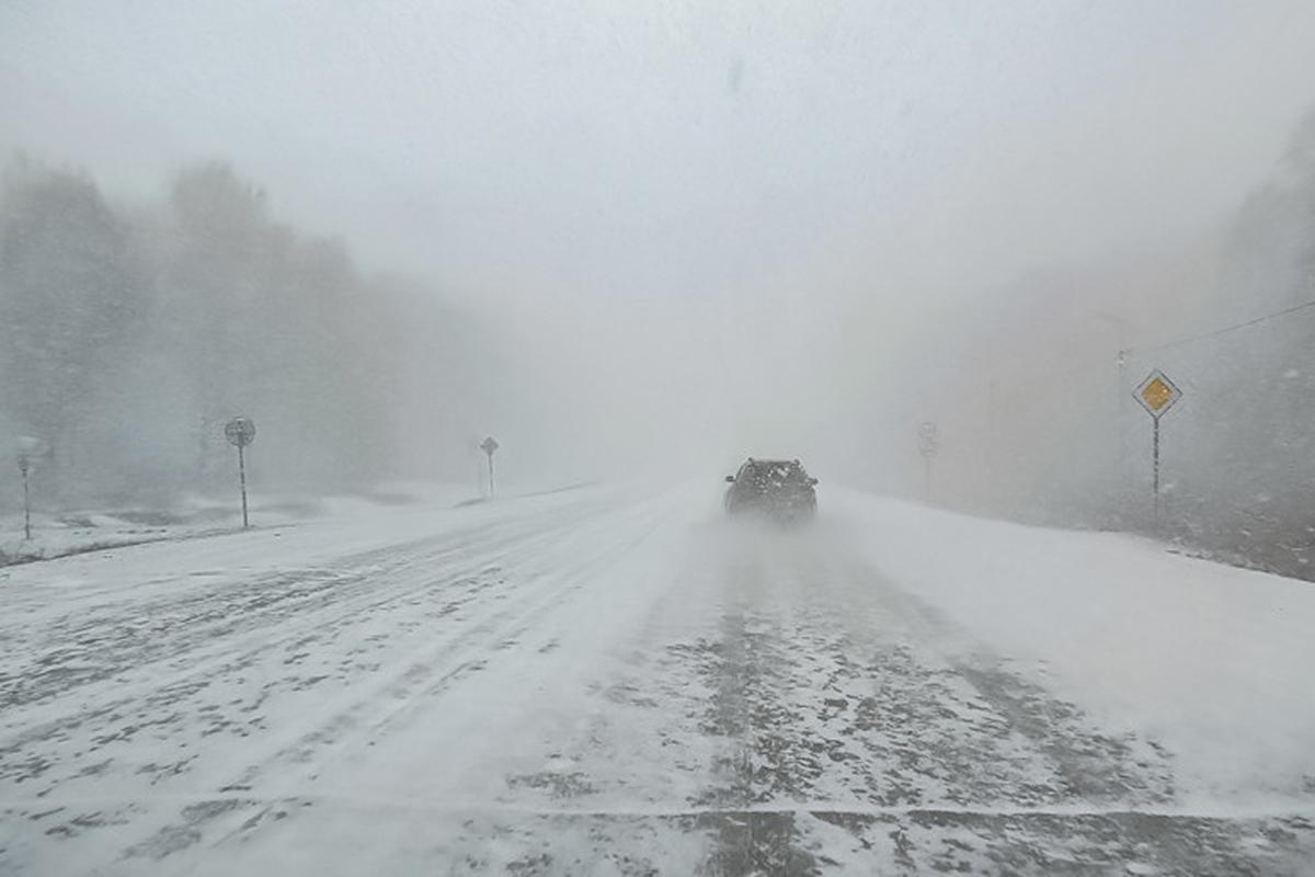 Дорожная техника в Новосибирске работает круглосуточно из-за снегопадов и перепадов температур