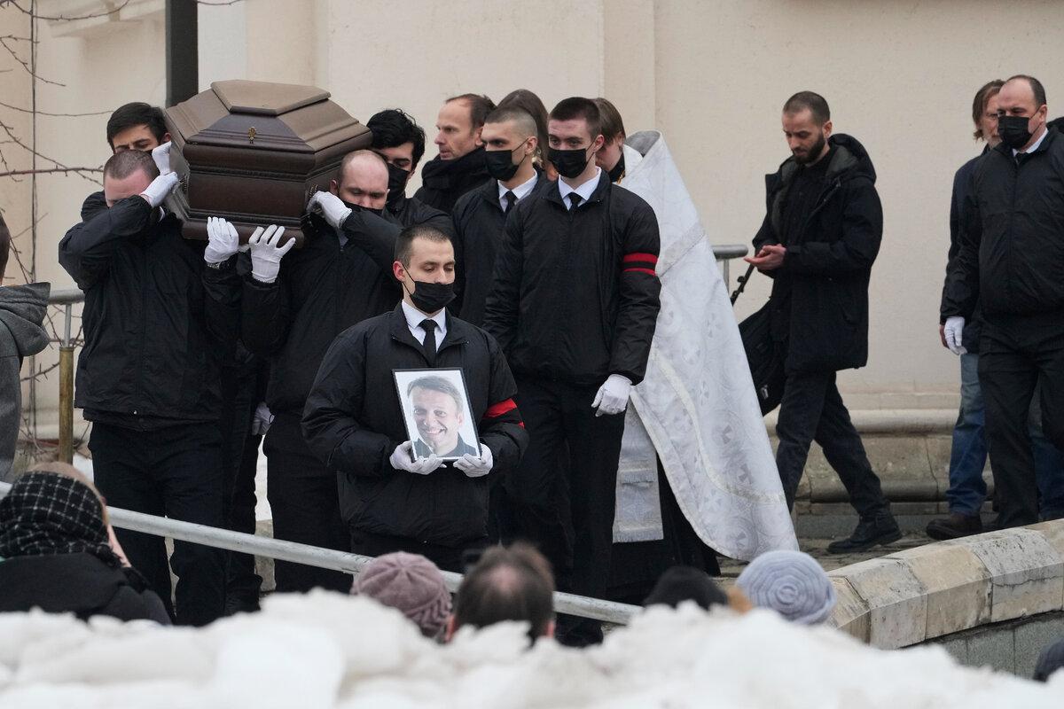 Похороны Навального, или «танцы на костях»: Маленький гроб и западные послы вместо «веселой вдовы»