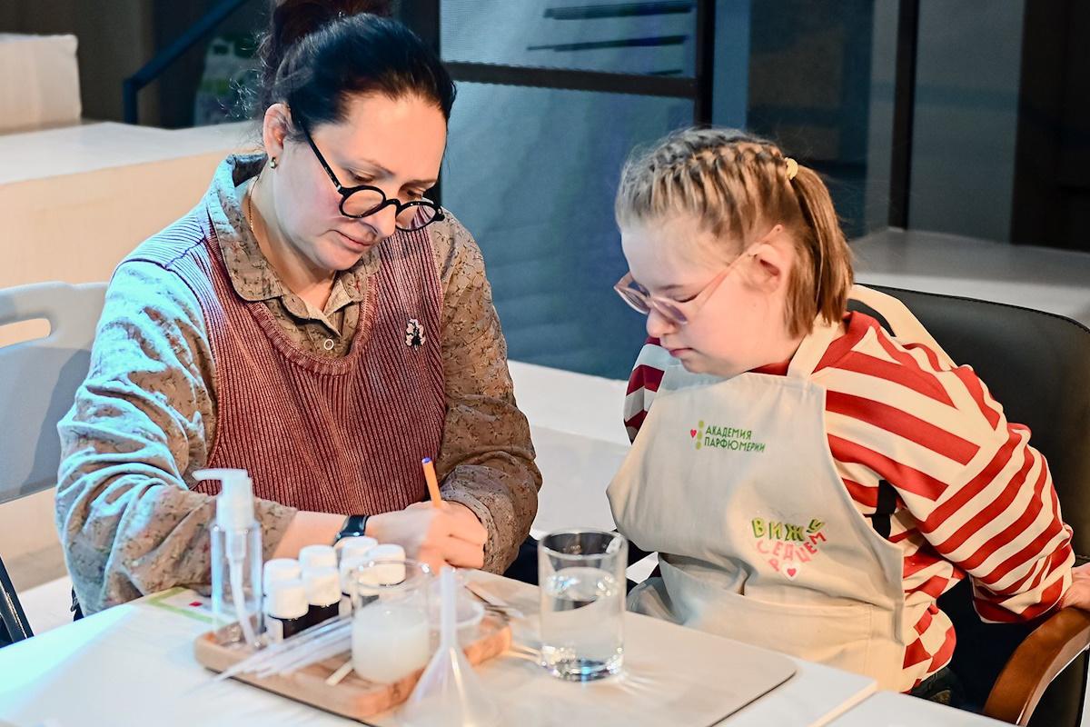 В московской академии парфюмерии незрячие дети учились составлять композиции ароматов