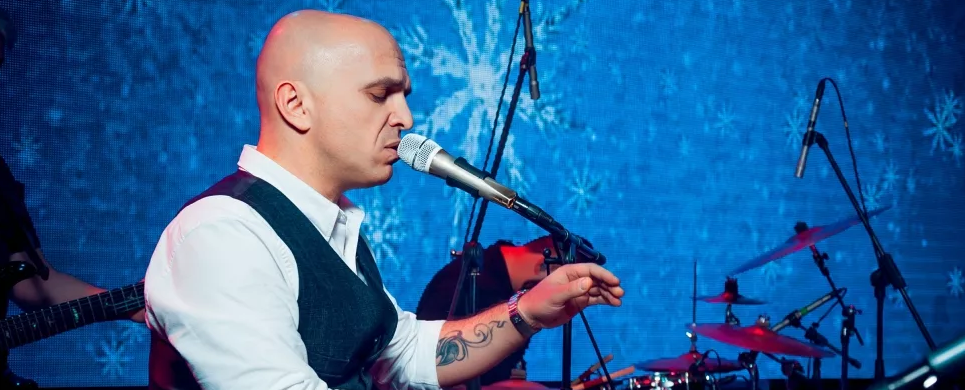 Александр шоуа песни. Шоуа песня почему. Александр шоуа спел песню на передаче. Шоуа концерт задник. Александр шоуа болезнь.