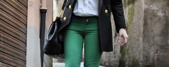 Зеленые брюки могут стать отличной альтернативой черным и серым