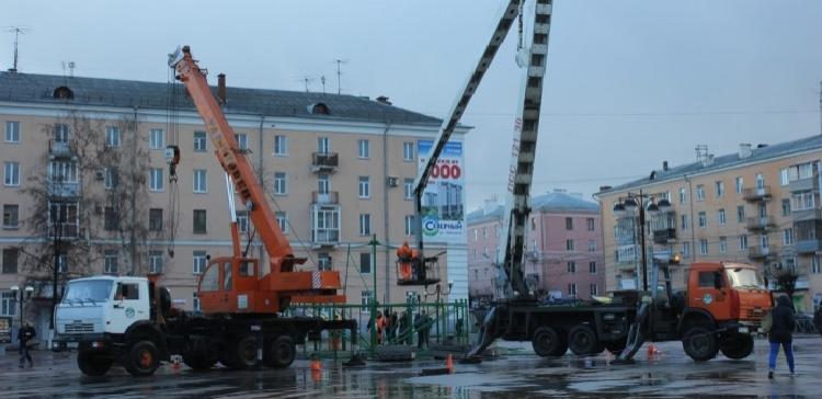 В Рязани на площади Победы начали устанавливать главную городскую ель