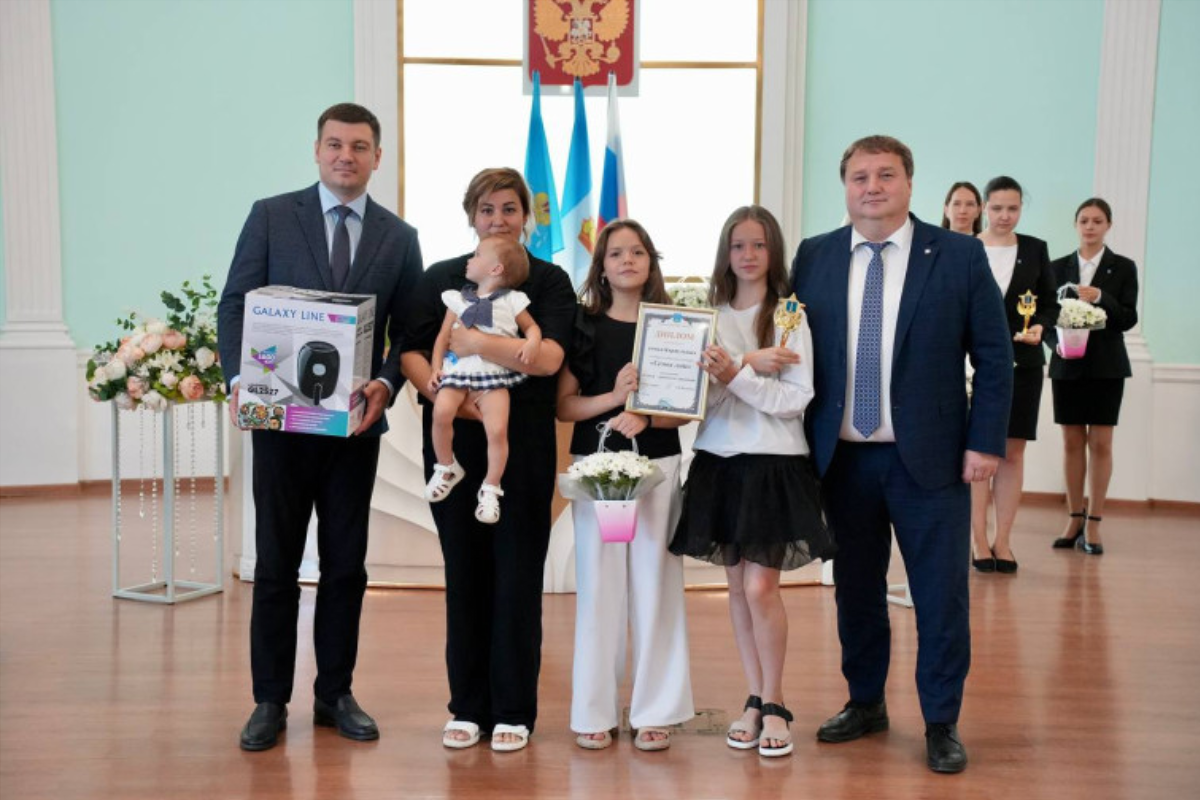Глава Ульяновска Александр Болдакин вручил медали «За любовь и верность» 12 семьям