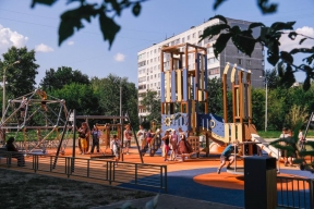 В Орехово-Зуевском городском округе на улице Набережной открылась обновленная детская площадка
