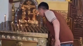 Эксперт рассказал, что может скрываться за ситуацией в храме, где мигрант затушил свечи