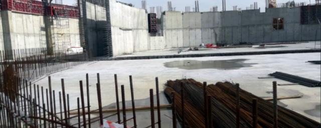 Строители завершают заливку фундамента новой ледовой арены в Новосибирске
