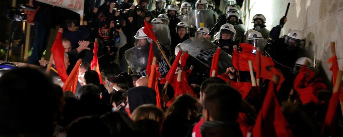 25 полицейских пострадали во время беспорядков в Афинах