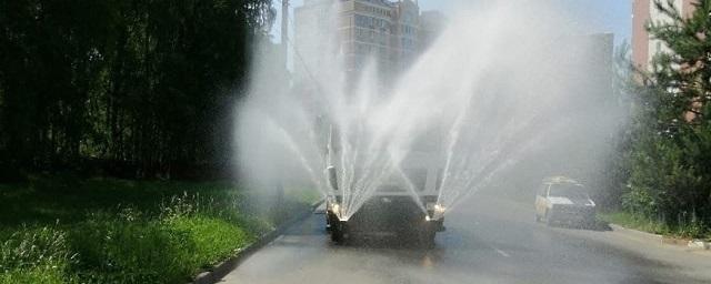 В Пущино из-за жары начали поливать дороги водой