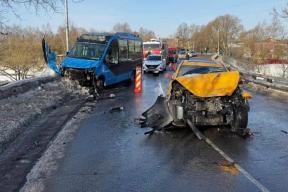 ДТП с участием детей: микроавтобус и экскурсионный автобус столкнулись на Калужском шоссе