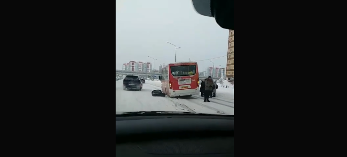 В Тюмени у пассажирского автобуса на ходу отвалились колеса