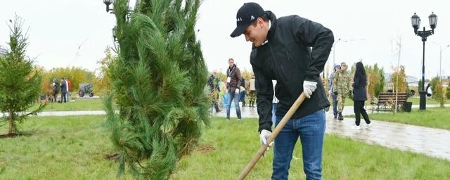 Глава ЯНАО поучаствовал в посадке деревьев в парке Победы в Салехарде