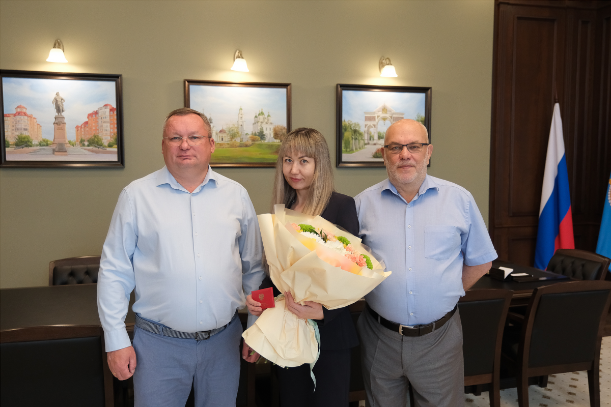 Спикер Думы Астраханской области Игорь Мартынов вручил удостоверение мировой судье Надие Ажгельдиевой