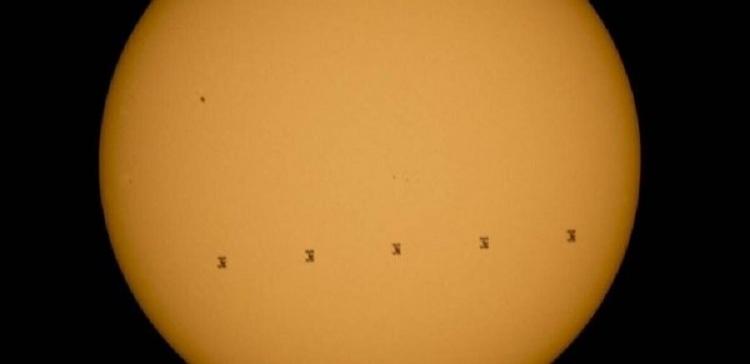 NASA разместило в интернете фотографию МКС на фоне Солнца