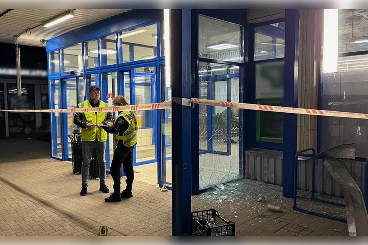 На Украине неизвестный мужчина бросил в толпу людей гранату