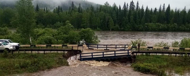 В Красноярском крае из-за ливней обрушился мост