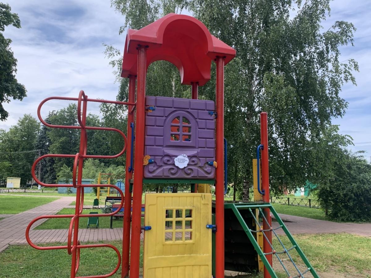 В Раменском округе на детских площадках появились стикеры о сроках ремонта