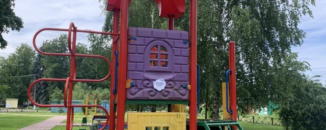 В Раменском округе на детских площадках появились стикеры о сроках ремонта