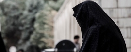 В Чечне задержали «колдунью» в хиджабе, подсыпающую что-то под чужую дверь