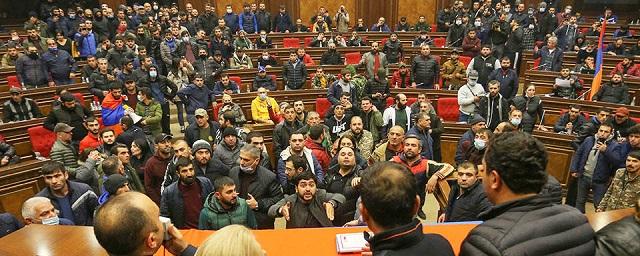 Armenian parliament refuses to abolish martial law