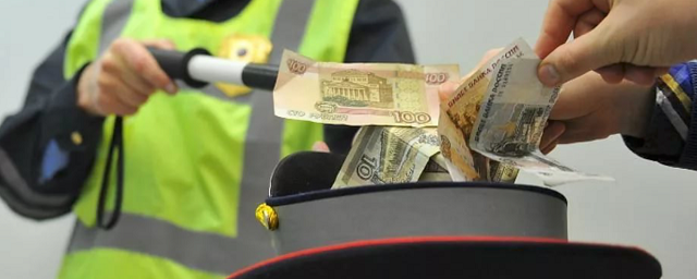 В Омске бывшего сотрудника ГИБДД оштрафовали на 600 тысяч рублей за взятку