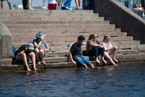 Weather forecasters warned of the return of summer heat to St. Petersburg