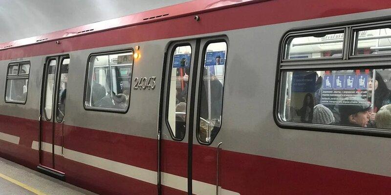 Из-за падения пассажира на пути приостановили движение по второй линии петербургского метро