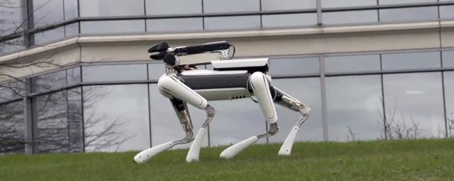 Boston Dynamics показала, как робот открыл другому роботу дверь