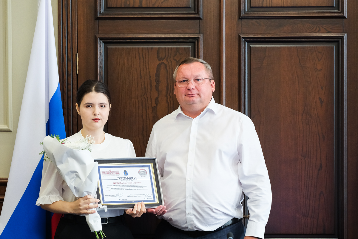Председатель Думы Астраханской области Игорь Мартынов вручил сертификаты выпускникам Школы парламентской журналистики