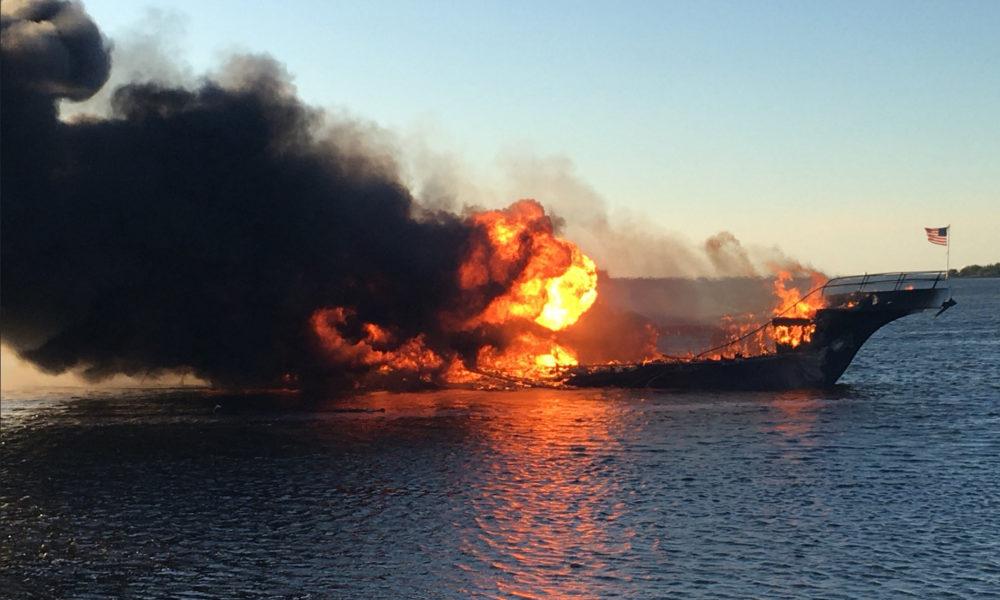 Сгоревшее у берегов Калифорнии прогулочное судно затонуло