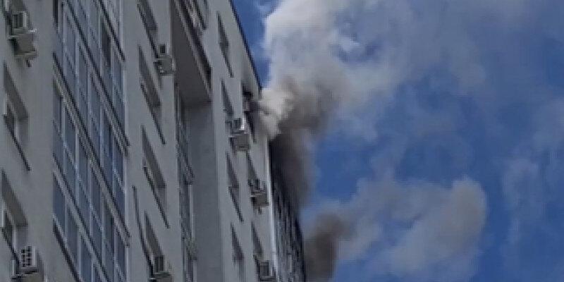 В Екатеринбурге разбился мужчина, сорвавшись с балкона горящей квартиры на двадцатом этаже