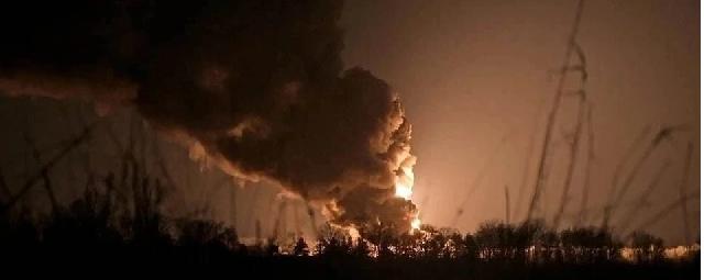 В Киеве после взрывов поврежден резервуар с топливом