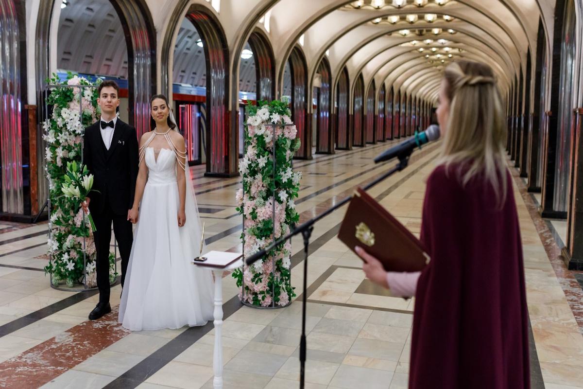 На станции «Маяковская» московского метро в ночное время провели очередную церемонию бракосочетания