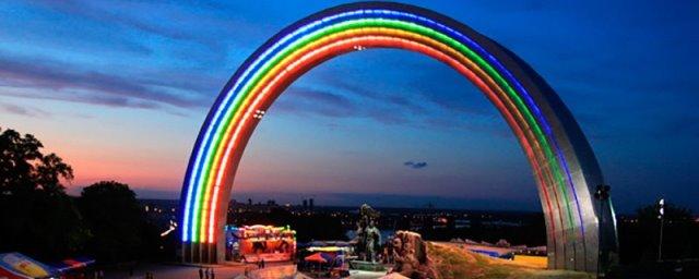 В Киеве Арку дружбы народов перекрасили в цвета ЛГБТ