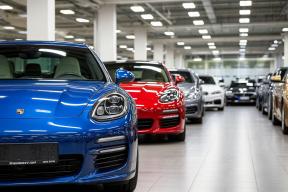 В России число дилерских заказов растёт, а количество автосалонов сократилось