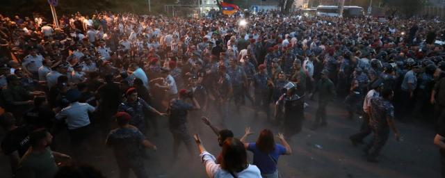 Минздрав Армении: После столкновений в Ереване 60 человек обратились в больницы
