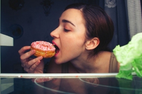 Scientists have found that single women have stronger cravings for calorie-dense foods